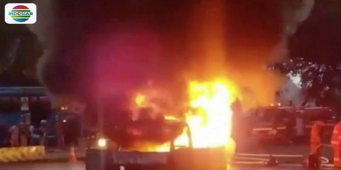 Mobil Terbakar Dekat Masjid Istiqlal Bawa 23 Jeriken BBM