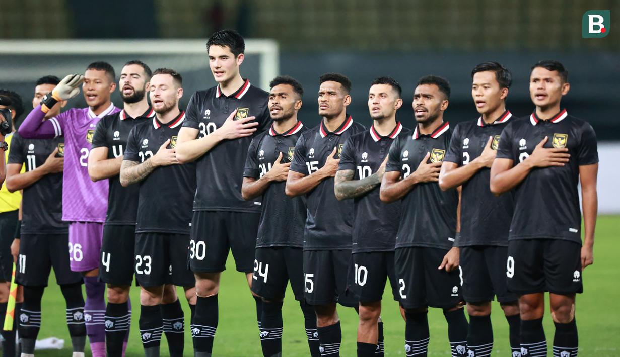 <p>Para pemain starter Timnas Indonesia berbaris menyanyikan lagu kebangsaan Indonesia Raya sebelum dimulainya laga kedua persahabatan FIFA Matchday menghadapi Burundi di Stadion Patriot Candrabhaga, Bekasi, Selasa (28/3/2023) malam WIB. (Bola.com/M Iqbal Ichsan)</p>