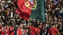 Perayaan gol timnas Portugal pada laga kedua kualifikasi Piala Eropa 2020 yang berlangsung di Stadion Da Luz, Lisbon, Senin (27/3). Portugal raih hasil imbang 1-1 kontra Serbia. (AFP/Patricia de Melo)