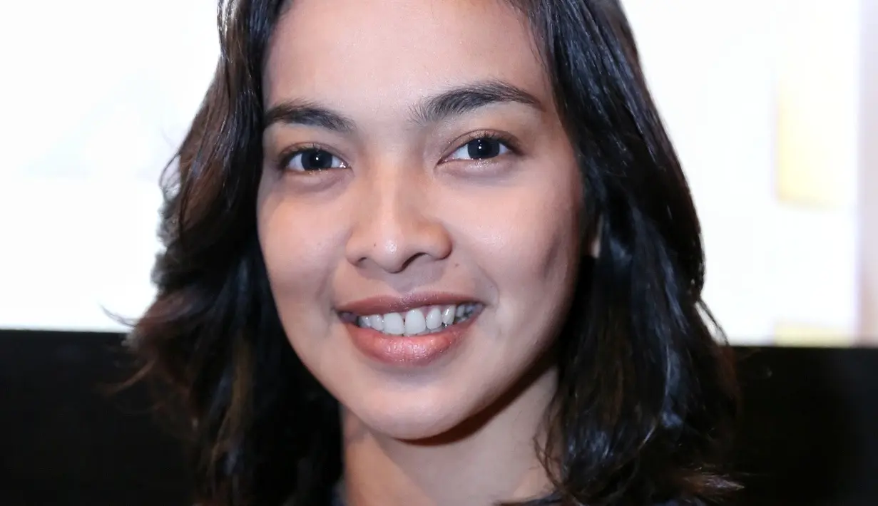  "Ya nggak ngegym aja sih, olahraga lain juga, terlalu banyak kerjaan lain, teater lah pulang pagi, ada obat supaya haid lah dari dokter," ujar Tika Bravani di Lippo Mall Kemang, Jakarta Selatan, Kamis (23/2). (Adrian Putra/Bintang.com)