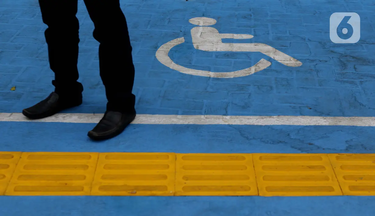 Guiding Block atau jalur pemandu disabilitas terpasang di Pengadilan Negeri Jakarta Pusat, Kamis (25/3/2021). PN Jakarta Pusat memasang sarana dan prasarana untuk warga disabilitas yang meliputi ubin pemandu, pengeras suara di meja layanan yang ramah disabilitas. (Liputan6.com/Helmi Fithriansyah)