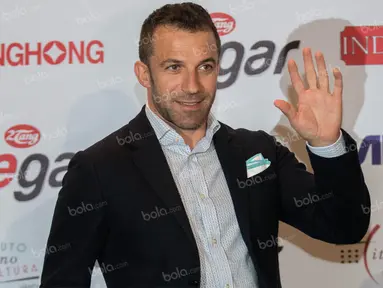 Legenda hidup Juventus, Alessandro Del Piero, menyapa wartawan saat menggelar jumpa pers jelang laga persahabatan antara Calcio Legend melawan Primavera Baretti di Hotel JW Mariott, Jakarta, Jumat (20/5/2016). (Bola.com/Vitalis Yogi Trisna)