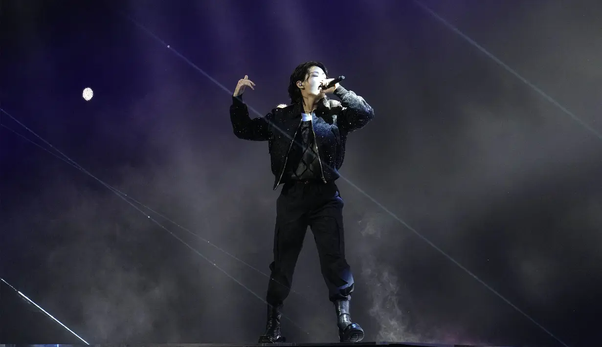 Dreamers yang dinyanyikan Jungkook merupakan satu di antara beberapa official soundtrack Piala Dunia 2022 bersama sejumlah lagu lain seperti Hayya Hayya hingga The World Is Yours to Take. (AP Photo/Natacha Pisarenko)
