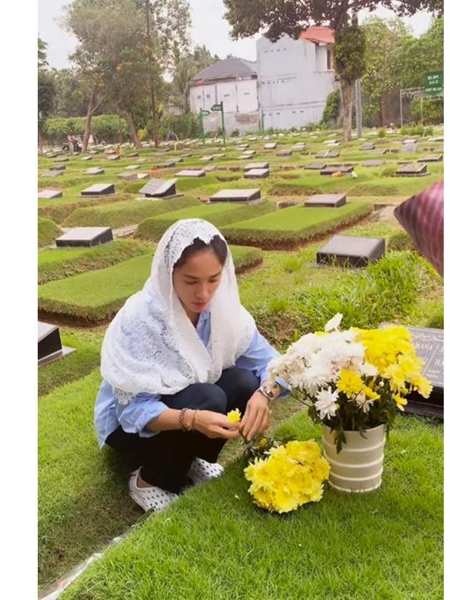 Potret 6 Artis Ziarah Kubur di Momen Ramadhan, Indro Nyekar Makam Personel Warkop