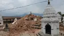 Sebuah kuil terlihat porak-poranda parah akibat gempa yang menghantam Nepal, Minggu (26/4/2015). Gempa berkekuatan 7,8 Skala Richter itu dikabarkan telah menghancurkan ribuan rumah termasuk bangunan bersejarah (AFP Photo/Prakash Mathema)