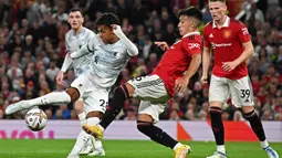Wonderkid Liverpool, Fabio Carvalho pun tak luput dari perhatian Lisandro Martinez yang didatangkan MU dari Ajax Amsterdam. (AFP/Paul Ellis)