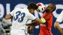 Pemain Real Madrid, Acraf Hakimi (kiri), berebut bola dengan pemain PSG. Lucas Moura, pada laga International Champions Cup (ICC) 2016, di Stadion Ohio, Columbus, Ohio, AS, Kamis (28/7/2016) pagi WIB. (Getty Images/AFP/Kirk Irwin)
