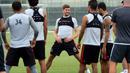 Mantan Kapten Liverpool dan Timnas Inggris, Steven Gerrard, mengikuti sesi latihan perdana LA Galaxy di Carson, California, AS. Rabu (8/7/2015) pagi WIB. (AFP PHOTO/Frederic J. Brown)