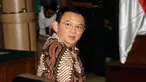 Basuki Tjahaja Purnama atau Ahok melihat ke arah fotografer sesaat sebelum menjalani sidang perdana kasus dugaan penistaan agama di PN Jakarta Utara, Selasa (13/12). Sidang hari ini beragenda pembacaan surat dakwaan dari tim JPU. (TATAN SYUFLANA/POOL/AFP)