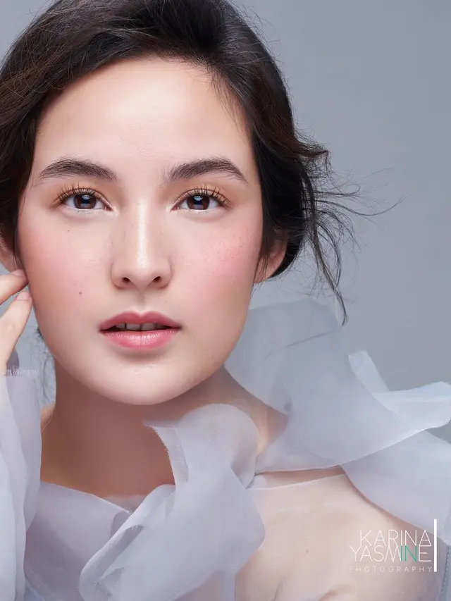 6 Gaya Pemotretan Terbaru Chelsea Islan dengan Makeup Flawless, Curi Perhatian