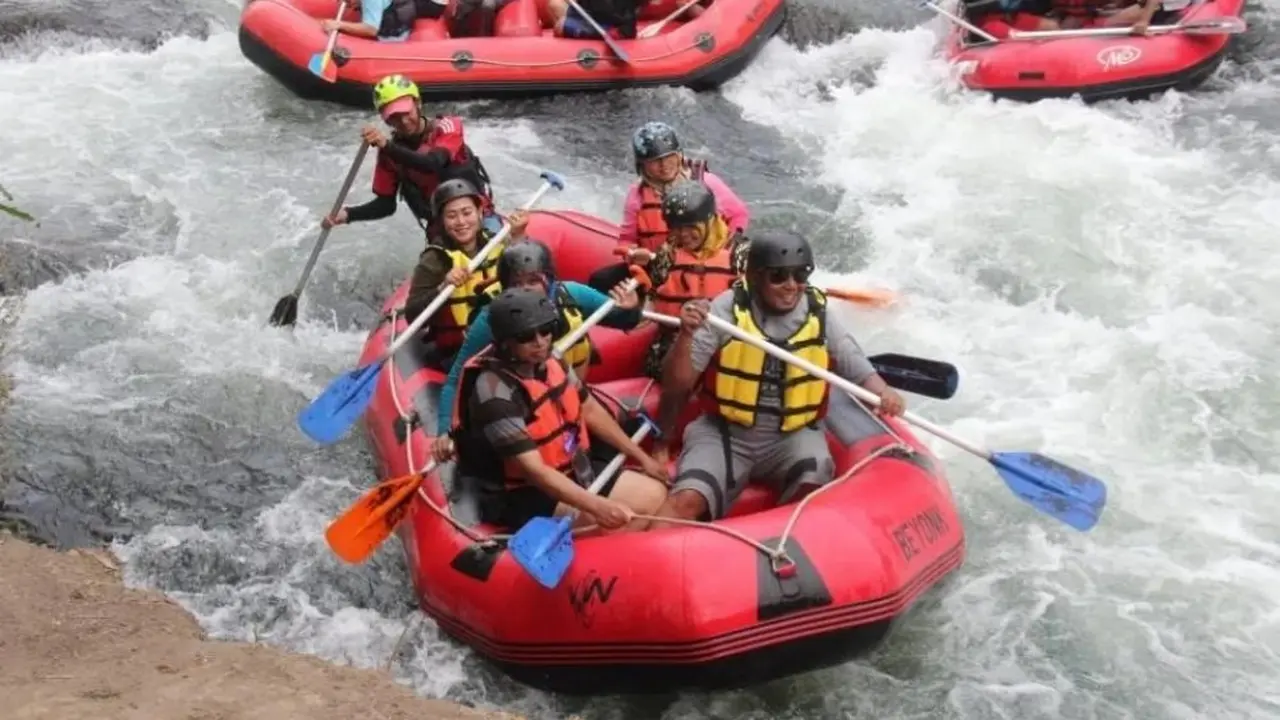 Keseruan rafting di Sungai Elo Magelang. (Istimewa).