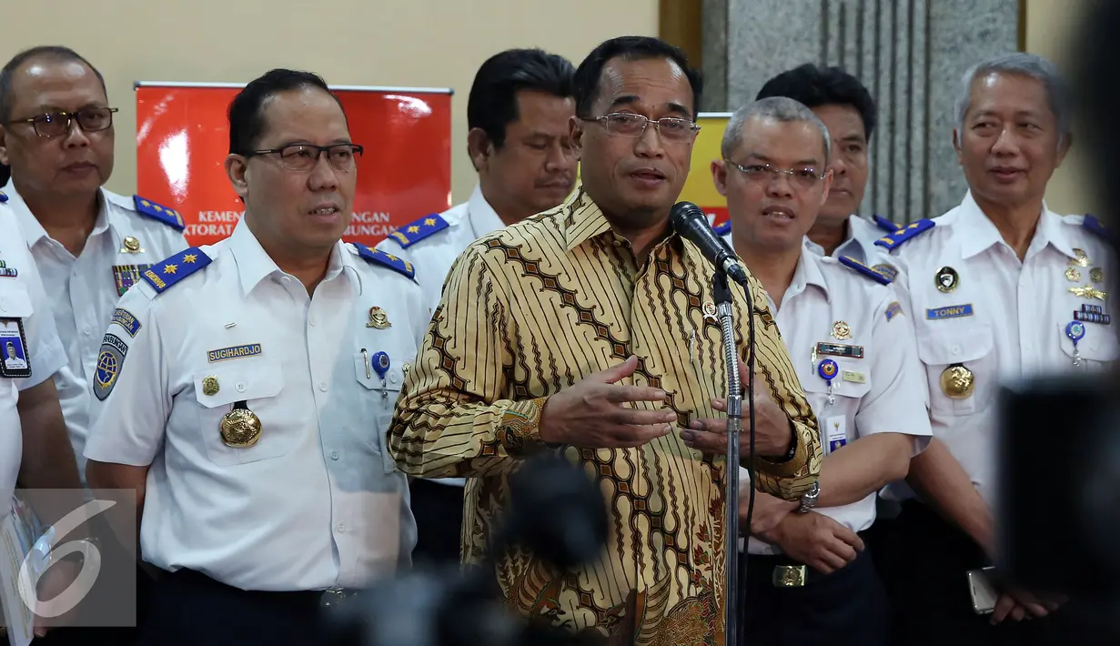 Budi Karya Sumadi saat memberikan keterangan pers di Kementerian Perhubungan, Jakarta, Kamis (22/12). Dalam keterangannya, Menhub Budi Karya akan mengadakan kompetisi klakson telolet. (Liputan6.com/JohanTallo)