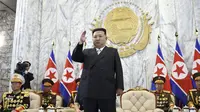 Kim Jon Un di acara peringatan hari Jari ke-75 Korea Utara. (KCNA Via AP)