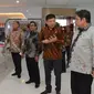 Menperin Airlangga Hartarto mendengarkan penjelasan dari Direktur Utama PT Sritex Iwan Setiawan Lukminto didampingi oleh Direktur Jenderal Industri Kimia, Tekstil dan Aneka Achmad Sigit Dwiwahjono. (Foto: Kemenperin) 