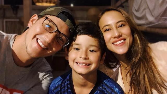 6 Potret Kedekatan Putra Mike Lewis dan Calon Ibu Sambungnya