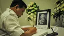 Ketua Umum Partai Gerindra, Prabowo Subianto menuliskan kata kenangan untuk Mantan Perdana Menteri Singapura, Lee Kuan Yew, Jakarta, Kamis (26/3/2015). (Liputan6.com/Faizal Fanani)