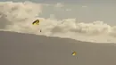 Tampak wisatawan bermain parasailing di pantai Lahaina , Maui , Hawaii, Rabu (30/7/2015). Lebih dari 3 juta wisatawan mengunjungi kawasan wisata di Maui tiap tahunnya. (REUTERS/Marco Garcia)