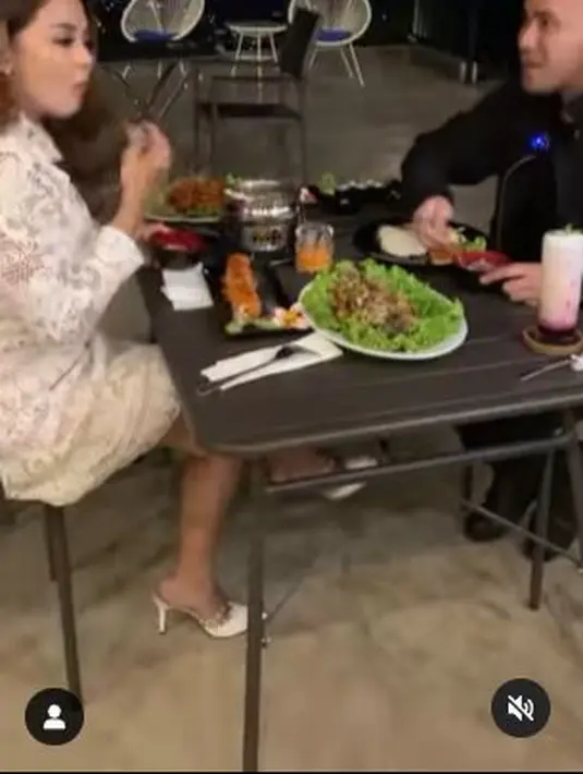 Beberapa hari kemudian, Jenita Janet kembali merayakan ultah Danu Sofwan dengan mengajaknya makan malam romantis. (Foto: Instagram/@jenitajanet)