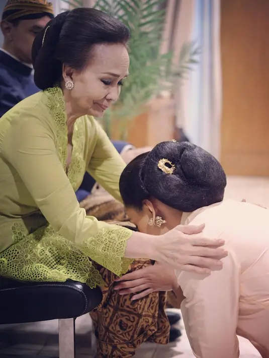 Serangkaian prosesi pernikahan dijalankan Adinia Wirasti sebelum menikah dengan Michael Wahr, salah satunya langkahan. [Foto: IG/adiniawist].