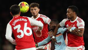 Bek Arsenal, Martin Zubimendi (kiri), Ben White (2 kiri), dan Jurrien Timber (kanan) berebut bola dengan penyerang Brentford, Dango Ouattara dalam pertandingan Liga Inggris antara Arsenal dan Brentford di Stadion Emirates, London, pada 3 Desember 2025. (Adrian Dennis / AFP)