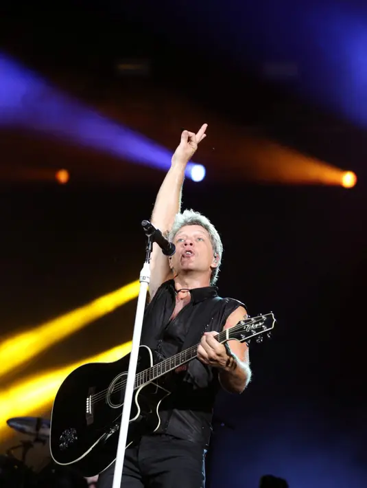 Sang vokalis yang melantunkan lagu-lagu megahits seperti ‘It’s My Life’, ‘Because We Can’ atau ‘You Give Love A Bad Name’ berhasil menyihir penonton membuat koor mengikuti sang idola. (Foto: Faizal Fanani/Liputan6.com)