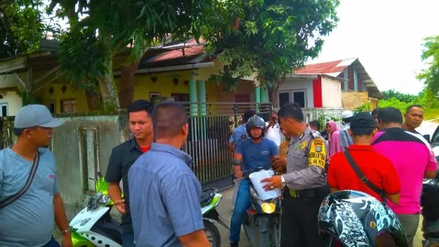 Polisi menenangkan warga di depan rumah diduga penampung komunitas LGBT