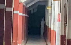 Tangkapan layar video penampakan pocong di bangunan sekolah dasar di Sinjai yang ternyata hanya rekayasa. (Liputan6.com/ Dok Ist)