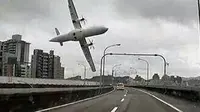 Video detik-detik jatuhnya pesawat TransAsia GE235. (YouTube)