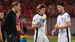 Manajer Timnas Inggris Thomas Tuchel (paling kiri) pada laga kontra Serbia di mana Tiga Singa menang 5-0. (OLIVER BUNIC / AFP)
