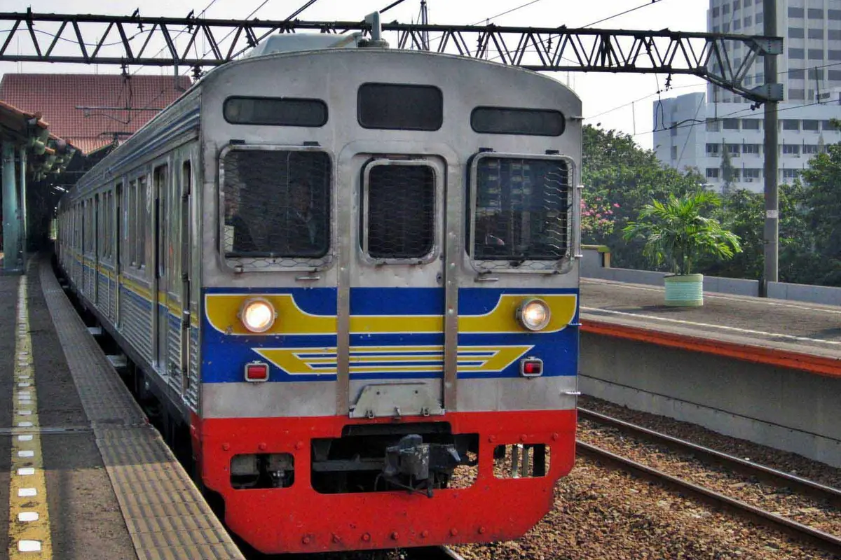[Bintang] Alasan Orang Pilih Naik Kereta Api Commuter Line