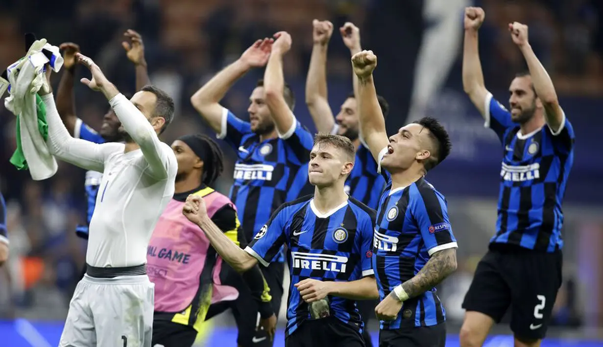 Para pemain Inter Milan merayakan kemenangan atas Borussia Dortmund pada laga Liga Champions 2019 di Stadion Giuseppe Meazza, Rabu (23/10). Inter Milan menang 2-0 atas Borussia Dortmund. (AP/Luca Bruno)