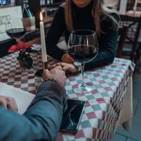 Studi terbaru Dating.com menunjukkan 71% pasangan tidak mencari persetujuan dari pihak ketiga atas hubungan yang sedang dijalani (Foto: Unsplash.com/René Ranisch)