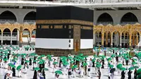 Jemaah mengelilingi Kabah pada awal musim haji di Masjidil Haram, Mekkah, Arab Saudi, Sabtu (17/7/2021). Jumlah jemaah yang akan melaksanakan ibadah haji tahun ini sebanyak 60 ribu. (AFP)