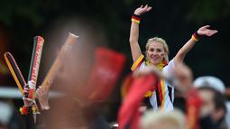 Si cantik ini tidak hadir langsung saat Jerman mengalahkan Ukraina, tapi turut merayakan kegembiraan di Brandenburg Gate, Berlin, Jerman, (12/6/2016). (AFP/Christof Stache)