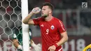 Pemain depan Persija, Marko Simic mengguyur wajah saat laga penyisihan grup H Piala AFC 2018 melawan Tampines Rovers di Stadion GBK, Jakarta, Rabu (28/2). Persija unggul 4-1. (Liputan6.com/Helmi Fithriansyah)