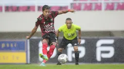 Pemain PSG Pati, Syaiful Indra Cahya gagal mencetak gol lewat tendangan penalti ke gawang Hizbul Wathan FC dalam laga matchday ke-10 Grup C Liga 2 2021/2022 di Stadion Manahan, Solo, Selasa (30/11/2021). (Bola.com/Bagaskara Lazuardi)