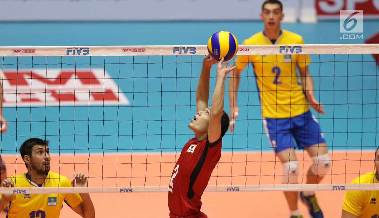 Pemain Timnas voli putra Jepang, Hideomi Fukatsu memberi umpan saat melawan Kazakhstan pada 8 besar grup E Kejuaraan Voli Asia 2017 di GOR Tri Dharma, Gresik, Kamis (27/7). Jepang unggul 3-0 (25-18, 25-19, 25-23). (Liputan6.com/Helmi Fithriansyah)