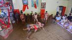Pegulat beraksi dalam pertandingan gulat tradisional di klub gulat Loknath Vyayamsala di Prayagraj, India, (21/8/2023). Acara tersebut untuk merayakan festival Hindu Nag Panchami. (AFP/Sanjay kanojia)