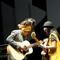 Alat musik gitar merupakan santapan bagi Endah N Rhesa pada aksinya kali ini. (Andy Masela/Bintang.com)