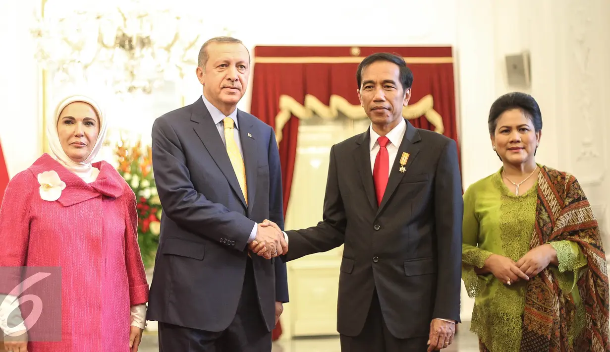 Presiden Joko Widodo berjabat tangan dengan Presiden Turki Recep Tayyip Erdogan di Istana Merdeka, Jakarta, Jumat (31/7/2015). Kunjungan kenegaraan ini untuk mempererat hubungan bilateral antar kedua negara. (Liputan6.com/Faizal Fanani)