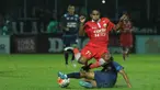 Gelandang Persija, Pandi Lestaluhu, berusaha melewati hadangan pemain Arema pada laga Piala Presiden 2017 di Stadion Kanjuruhan, Malang, Sabtu (11/2/2017). Arema bermain imbang 1-1 melawan Persija. (Bola.com/Reza Bachtiar)