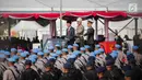 Presiden Joko Widodo (kiri di atas mobil) selaku inspektur upacara memeriksa barisan saat peringatan HUT Ke-73 Bhayangkara di kawasan Monas, Jakarta, Rabu (10/7/2019). Penyelenggaraan perayaan HUT Bhayangkara ini tertunda dari jadwal semestinya pada 1 Juli. (Liputan6.com/Faizal Fanani)