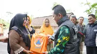 Bupati Lumajang Thoriqul Haq menyerahkan bantuan sembako kepada ratusan warga terisolir  Lahar Gunung Semeru (Istimewa)