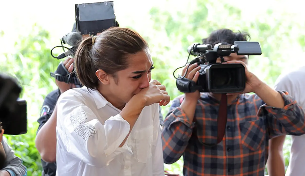 Millen Cyrus tak lagi kuasa menahan air matanya yang mengalir membasahi wajahnya. Kepedihan begitu dirasakan lantaran kehilangan orang yang menjadi panutannya. (Deki Prayoga/Bintang.com)