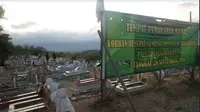 Keluarga mendatangi kuburan massal korban tsunami dan gempa Palu jelang Natal kedua usai bencana tersebut pada September 2019. (Liputan6.com/Heri Susanto)
