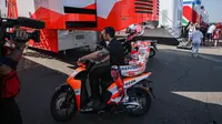 Momen Marc Marquez dibonceng kru tim Repsol Honda usai kecelakaan pada warm rup MotoGP Jerman 2023 di Sirkuit Sachsenring hari Minggu (18/06/2023). (Ronny Hartmann / AFP)