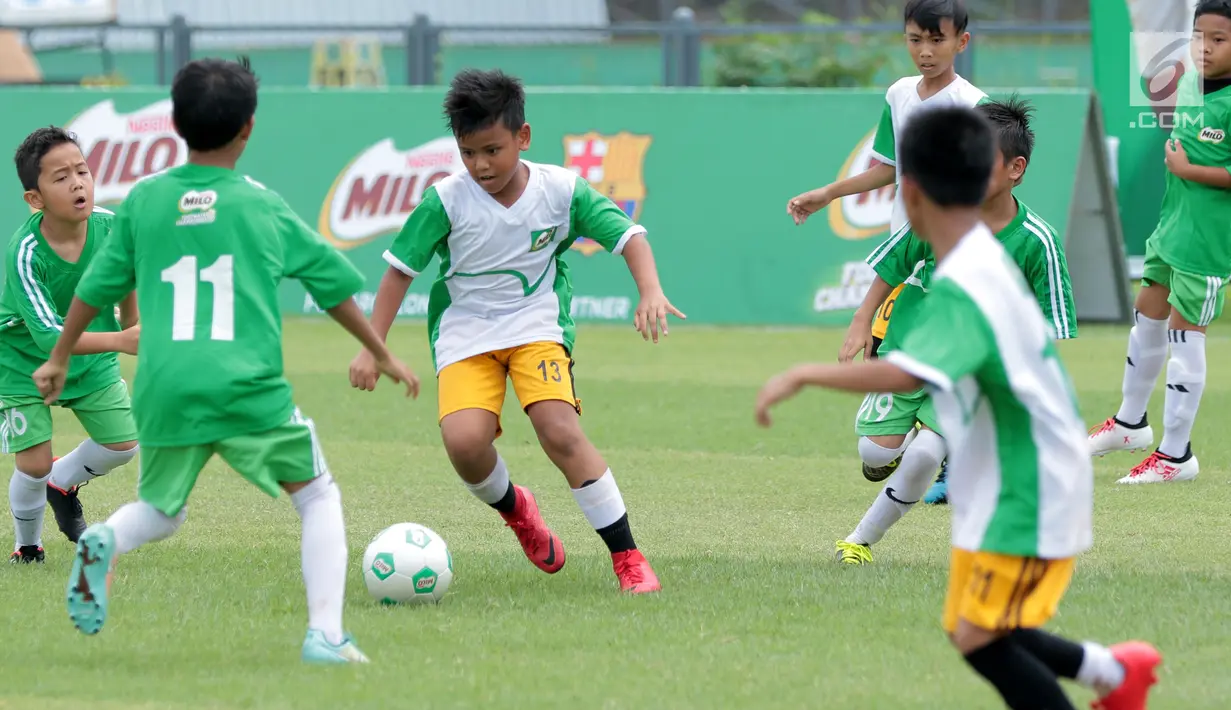 Sejumlah anak-anak bermain sepak bola pada acara kompetisi sepak bola U-12 antar Sekolah Dasar, MILO Football Championship 2018, di Senayan, Jakarta, Sabtu (24/3). Kegiatan ini untuk mempromosikan gaya hidup sehat dan aktif. (Liputan6.com/Pool/Rizky)