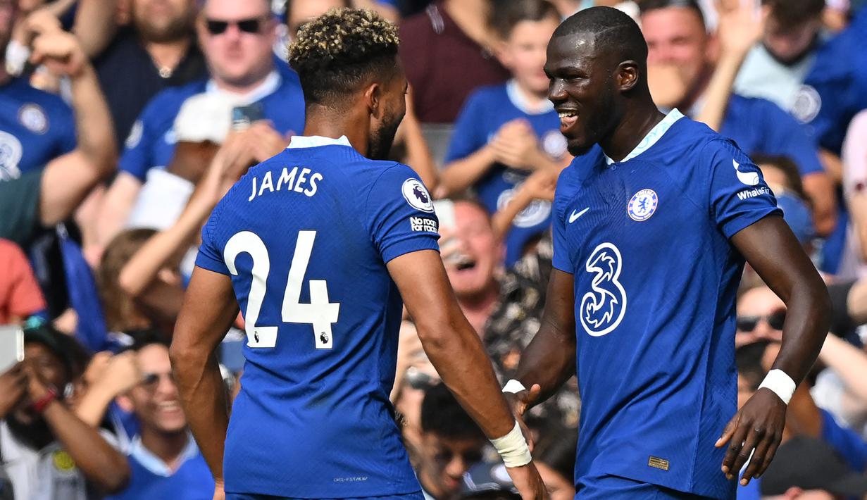 Chelsea sukses memboyong bek tangguh Kalidou Koulibaly dari Napoli untuk menggantikan posisi Antinio Rudiger yang hijrah ke Real Madrid. Mahar 38 juta euro untuk seorang bek tengah berusia 31 tahun sebenarnya cukup tinggi. Namun Koulibaly yang tampil tangguh bersama Napoli meyakinkan Chelsea dengan performanya. (AFP/Glyn Kirk)