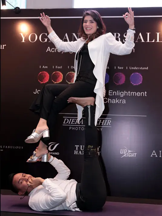 Ditemui di Plaza Indonesia, Jakarta Pusat, Selasa (16/5/2017), Carissa menjalani yoga dengan instruktur kenamaan Fajar Putra. Pengalaman pertama bagi pemeran 32 tahun itu melakukan foto berbusana rapih namun menggunakan akrobat. (Deki Prayoga/Bintang.com)