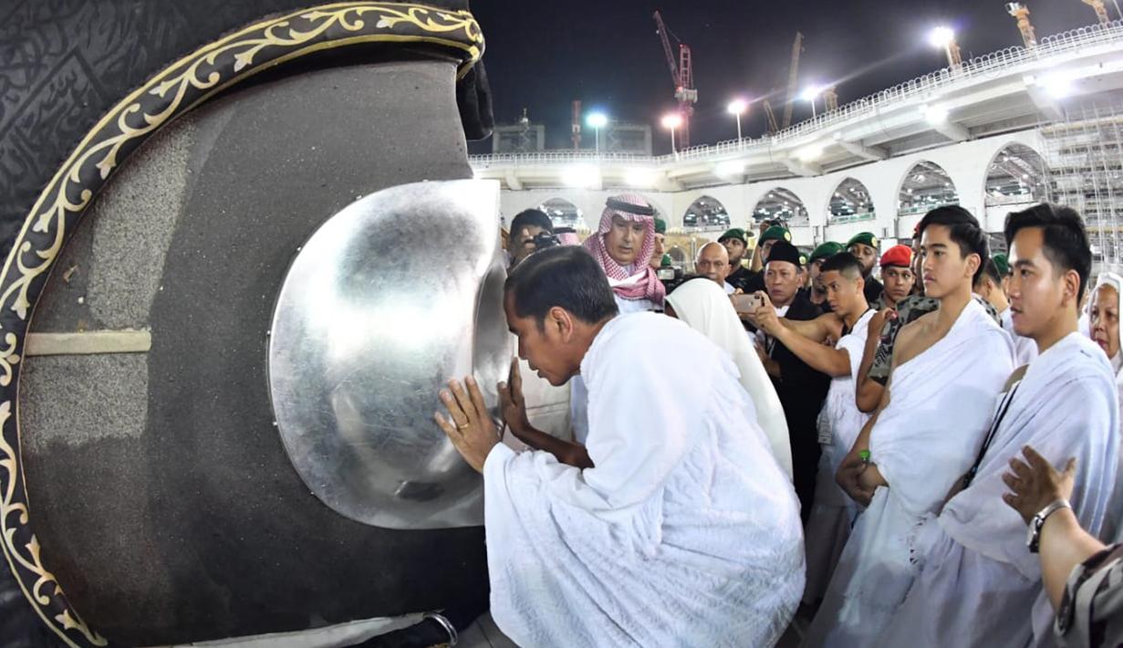 Presiden Joko Widodo didampingi kedua anaknya, Gibran dan Kaesang mencium hajar aswad di Masjidil Haram, Mekkah, Arab Saudi, Senin (15/4). Seperti diketahui, Jokowi yang juga calon pertahana pada Pilpres 2019 ini mengisi masa tenang dengan beribadah umrah. (Liputan6.com/Pool/Biro Pers Setpres)